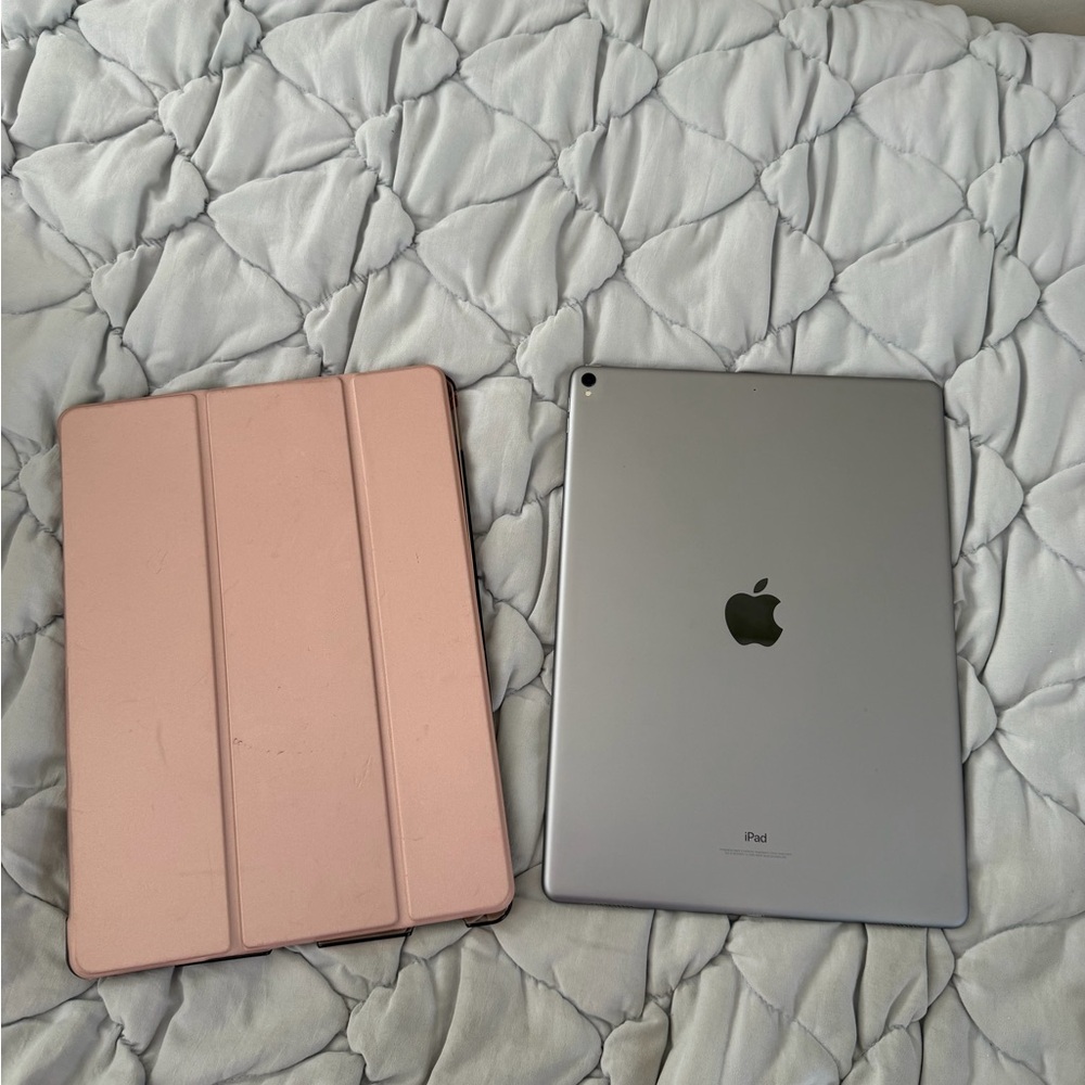 iPad Pro 12.9 Inch 2nd Generation. Excellent Condition